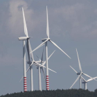 Imagen de un grupo de aerogeneradores en Igüeña. L. DE LA MATA