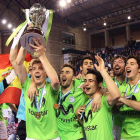 Los jugadores del Inter posan con el trofeo de campeón.