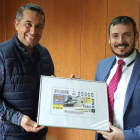 El alcalde y el director de la Once en León, con el cupón. DL
