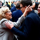 Manuela Carmena saluda a Íñigo Errejón y Rita Maestre en la recepción oficial del 2 de Mayo.