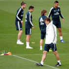 Julen Lopetgui, entrenador del Real Madrid, pensativo durante el entrenamiento de este viernes. /