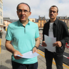 José Manuel Neira, portavoz de la asociación Adesvo de Peñalba, ayer ante el Ayuntamiento. LDM