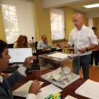 Julio Arias, que ha cerrados filas entorno al PP, ayer al votar. A. F. BARREDO