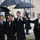 El Rey, junto a Macron y su esposa, en el Eliseo