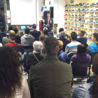 Un momento de la conferencia en la tienda de Kamariny. DL