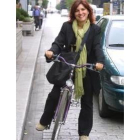 Una mujer que se desplaza en bicicleta por la ciudad