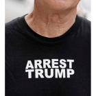 Un hombre exhibe una camiseta exigiendo el arresto de Trump. PETER FOLEY