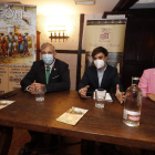 Vicente Canuria, Eduardo Martínez y Susana Folla, en la presentación de los carteles ayer. RAMIRO