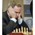 Kasparov piensa una jugada en el transcurso de la partida