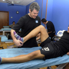 Addison se recupera de su lesión de rotura de ligamentos de la rodilla derecha. El fisioterapeuta Javier Elorrieta ayuda al jugador.