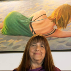 La artista Pilar Fornes posa junto a su obra. CUEVAS