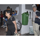 Vecinos del municipio de Frontera, en El Hierro, abandonan sus viviendas tras ser desalojados por el peligro sísmico, la pasada noche.