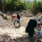 Una imagen de los miembros de la asociación relizando los primeros trabajos para la exhumación