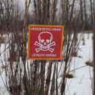 Un cartel advierte de la entrada a un terreno minado en la frontera entre Ucrania y Rusia. STANISLAV KOZLIUK