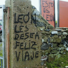 Límite entre León y Asturias, entre San Emiliano y Lena, con la valla de entrada a Pinos.