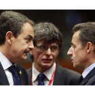 El presidente del Gobierno español, José Luis Rodríguez Zapatero (i), conversa con el presidente francés, Nicolas Sarkozy (d).