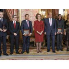 Carlos Martínez (cuarto por la izquierda) junto a los Reyes, la ministra y el resto de galardonados.