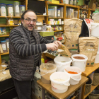 José Luis Chamorro en la tienda de Sacramento. FERNANDO OTERO