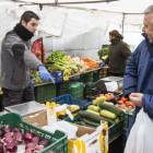 Alejandro Bernal señala los calabacines, entre la oferta de producción propia que lleva semanalmente a su puesto del mercado de Colón. F. OTERO PERANDONES