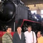 Miembros del PAL y de Alaf, en los talleres de Renfe, junto a la Mikado