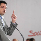 El secretario de Organización del PSOE, Óscar López, durante su intervención en el acto de 'Alcaldes y pedáneos socialistas, el corazón del municipalismo’. Junto a él, el secretario provincial, Tino Rodríguez, durante el acto 'Alcaldes y pedáneos socialis