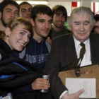 El poeta leonés Antonio Gamoneda, rodeado por alumnos de la Universidad Autónoma de Madrid