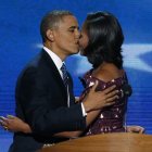 Barack Obama besa a su mujer en un acto electoral en la convención demócrata celebrada en Charlotte.