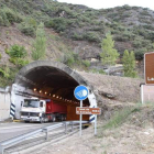 Tramo de la N-120 cortado al tráfico a la salida del túnel de La Barosa, en la imagen.