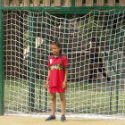 Una niña atiende al juego en Papalaguinda. RAMIRO