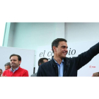 Pedro Sánchez saluda a los militantes del PSOE en Toral de los Vados