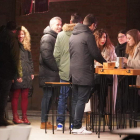 Un grupo de amigos celebra una cena en una imagen tomada el sábado pasado. J. NOTARIO