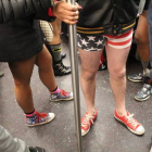 Pasajeros del metro de Nueva York viajan sin pantalones durante el "The No Pants Subway Ride" hoy, domingo 11 de enero de 2015, en Nueva York (NY, EE.UU.). Centenares de neoyorquinos desafiaron hoy a las gélidas temperaturas y sorprendieron a los usuarios