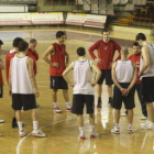 De Grado explica a la plantilla diferentes conceptos de juego durante un entrenamiento de León.