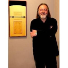 El artista leonés Juan Carlos Uriarte, frente a una de sus obras expuestas