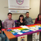 La presidenta y vicepresidenta de Awen, junto a los responsables de la asociación en León. A. VALENCIA