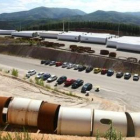 Tubos de torres eólicas almacenados en la fábrica de Coiper, del grupo Comonor.