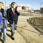 Mª Eugenia Gancedo y Francisco Álvarez durante la visita a las obras del parque de la Era.