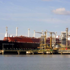Imagen de un barco metanero en el puerto de Vizcaya. MIGUEL VÁZQUEZ