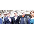 Cristina López, Argimiro Martínez, Ismael Álvarez, Sergio Gallardo, Emilio Cubelos y Begoña Morán posaron ayer delante de la casa consistorial.