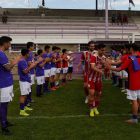 Los jugadores morados homenajearon a sus rivales. FERNANDO OTERO