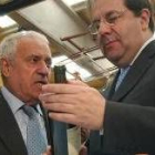 Herrera conversa sobre su vino con uno de los bodegueros de la feria