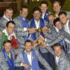 Miembros del equipo europeo posan con la Copa tras ganar una Ryder Cup épica.