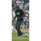 Cristiano Ronaldo salta entre defensores y compañeros durante el partido frente al Deportivo.