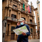 Un turista ‘senior’ este verano en Pamplona. IÑAKI PORTO