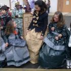 Alumnas del CRA de Riello posan formando el cuadro de las Meninas de Velázquez.
