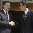 El presidente del Gobierno, Mariano Rajoy, junto al líder de la oposición, Pedro Sánchez.
