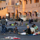 Varias personas descansan en medio de una calle de Marrakech a primera hora de este sábado. MARÍA TRASPADERNE