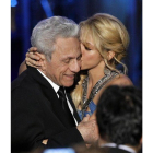 Shakira besa a su padre, William Mebarak Chadid, durante la gala.