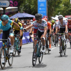 Luis León Sánchez, de azul, felicita a Peter Sagan por su victoria.