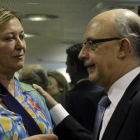 El ministro Cristóbal Montoro saluda a Pilar del Olmo, ayer, al inicio del Consejo de Política Fiscal.